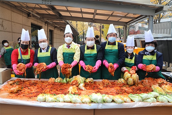 ▲사진은 왼쪽부터 남동농협 주부대학 총동창회 회장 이명자, 인천농협지역본부 본부장 임동순, 남동구청장 이강호, 남동농협 조합장 한윤우.