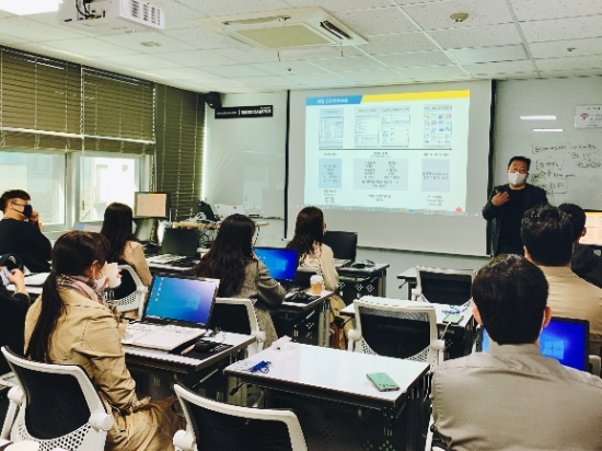 롯데 임직원들이 지난 5월 강남구 역삼동의 한 교육장에서 진행된 ‘DT인재 자격인증제’의 데이터 사이언스 과정 수업을 듣고 있다. / 사진 = 롯데그룹