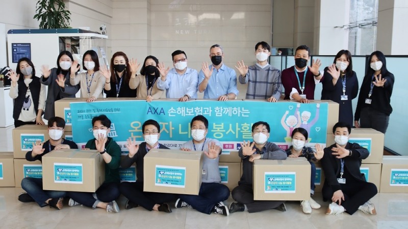 AXA손해보험 본사에서 진행된 ‘온 상자 만들기’ 봉사 후, 질 프로마조(Gilles Fromageot) 대표이사(사진 중앙)를 비롯한 임직원들이 기념 촬영을 하고 있다/사진=악사손해보험