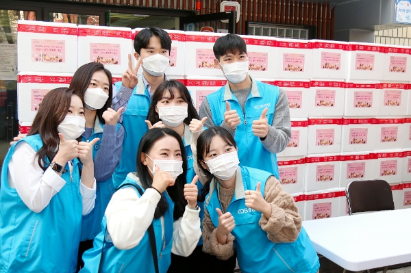 신입 KDB든든봉사단원들이 지난 16일 서울역 인근 쪽방촌에서 사랑의 김장김치 나눔 전달식에 참여하고 있다. / 사진 = KDB생명