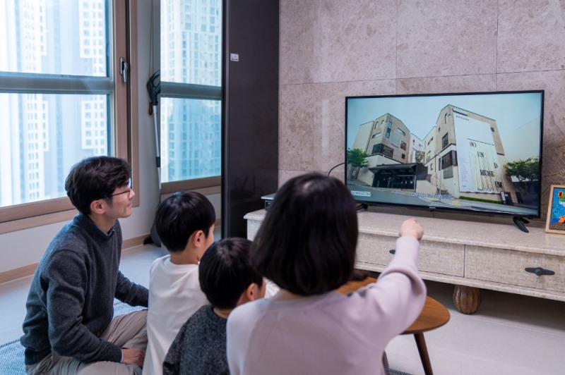 대림그룹 직원 가족들이 디뮤지엄 언택트 전시를 관람하고 있다. / 사진제공 = 대림산업