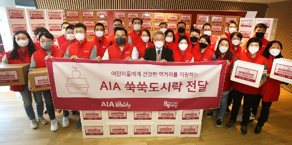 피터 정 AIA생명 대표(앞 줄 가운데 검은색 마스크 착용)가 최종문 우양재단 이사장(피터 정 대표 오른쪽) 및 임직원들과 함께 기념사진을 찍고 있다. / 사진 = AIA생명