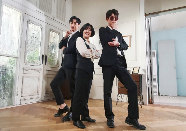 교보생명 '리버스 멘토링' 프로그램에 참여하고 있는 허금주 전무(가운데)와 김승섭(오른쪽), 차경민 사원이 서울 삼성동의 한 스튜디오에서 방탄소년단(BTS)의 '다이너마이트' 안무 연습을 하기 전 포즈를 취하고 있다. / 사진 = 교보생명