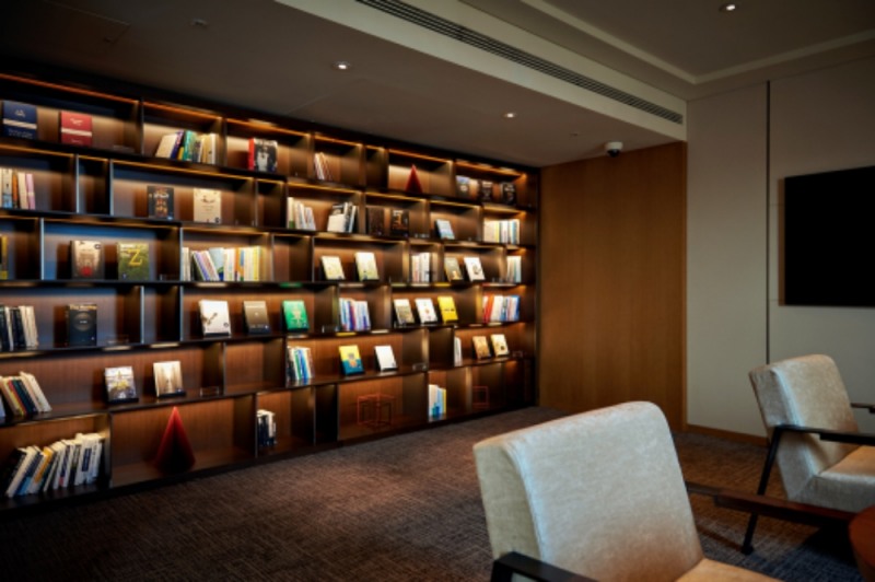 서울신라호텔의 ‘호텔 속 작은 도서관’ 모습. / 사진제공=호텔신라