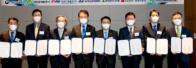 (왼쪽부터) 김우섭 수소에너젠 대표, 박찬우 현대엔지니어링 인프라산업개발본부장, 김병숙 한국서부발전 사장, 강팔문 새만금개발공사 사장, 양충모 새만금개발청장, 허재철 LG전자 한국영업본부 B2B그룹장, 오재혁 현대자동차 에너지신사업추진실장, 송영선 현대차증권IB본부장.