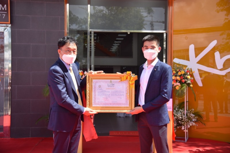 최창수 KB국민은행 글로벌사업그룹 대표(왼쪽)와 낌 참러은 KB캄보디아은행 쯔로이창바 지점장(오른쪽)이 19일 KB캄보디아은행 7호점 쯔로이창바지점 개점식을 가졌다. /사진=KB국민은행