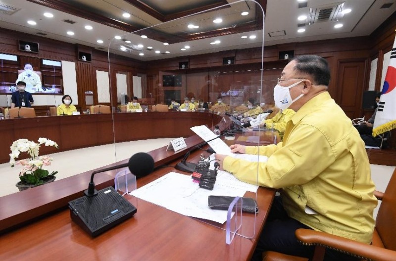 홍남기 부총리가 제5차 한국판 뉴딜 관계장관회의 겸 제20차 비상경제 중앙대책본부 회의에서 발언하고 있다./사진제공 = 기획재정부 홈페이지
