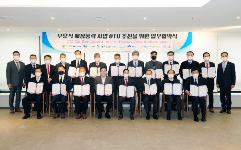 안재현 SK건설 사장(앞줄 왼쪽 네번째)과 협약식에 참석한 15개사 관계자들이 행사를 마친 후 기념촬영을 하고 있는 모습. / 사진=SK건설