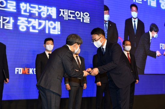 지난 18일 서울 롯데호텔에서 열린 ‘제6회 중견기업인의 날’ 행사에서 한국콜마 스킨케어연구소 한상근 소장(우측)이 산업통상자원부장관 표창을 수상하고 있다. / 사진 = 한국콜마
