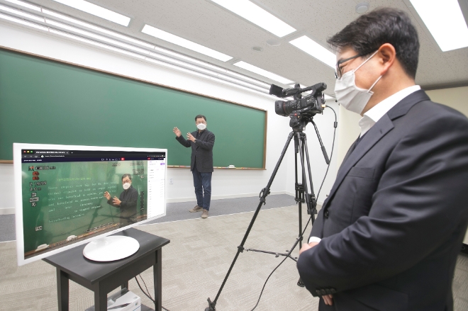 KT는 국내 교육 서비스 업계 맏형인 디지털대성과 함께 코로나19 확산으로 어려움에 직면한 교육 서비스 활성화와 교육계 미래 혁신을 위해 온라인 교육서비스 사업 협력 계약을 체결했다. 사진=KT.