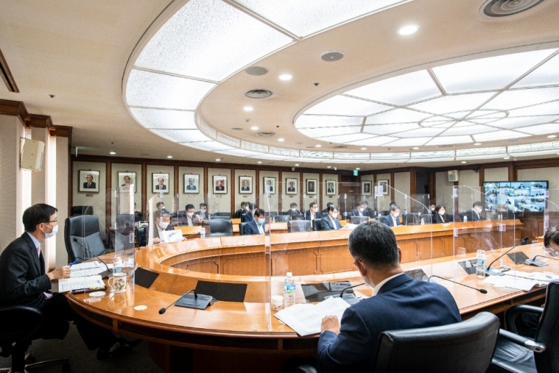 방문규 수출입은행장(가장 왼쪽)이 지난 20일 여의도 본점에서 경영전략회의를 개최했다. /사진=수출입은행