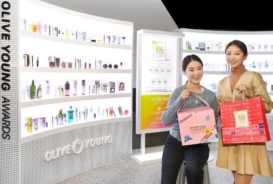 '2020 올리브영 어워즈 수상' 상품들이 매장에 전시돼 있다. CJ올리브영은 이달 23일부터 12월30일까지 ‘2020 올리브영 어워즈&페스타’를 개최한다. / 사진 = CJ올리브영