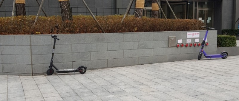 인도에 주자된 공유 전동킥보드의 모습/사진=한국금융신문