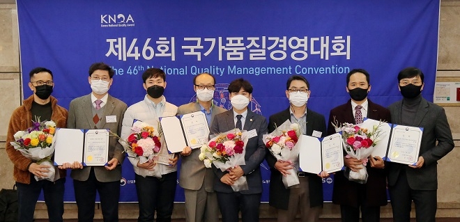 한국타이어가 24일 오후 대전 인터시티호텔에서 열린 ‘2020년 국가품질경영상 전수식’에서 ‘품질경쟁력우수기업’ 인증패를 전달 받았다.