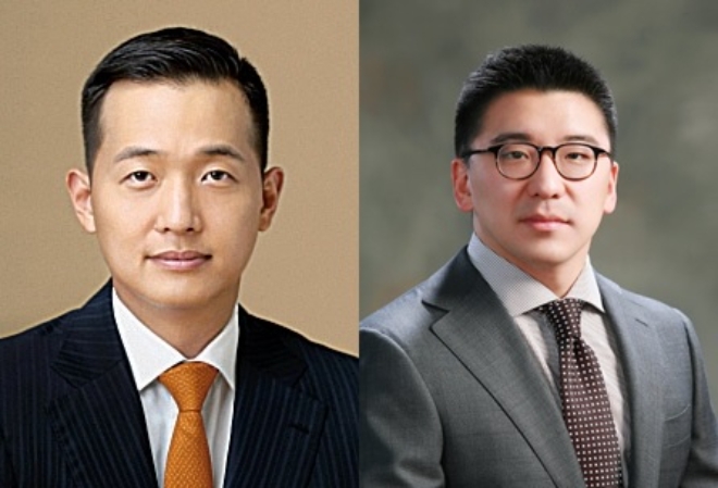 하반기 사장으로 승진한 김동관 한화솔루션 사장(사진 왼쪽)과 구본혁 에스코홀딩스 신임 사장.