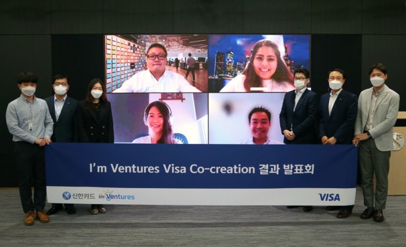 신한카드는 비자의 스타트업 지원 프로그램을 통한 사내벤처의 추진 사업을 개선 컨설팅 발표회를 가졌다고 25일 밝혔다. 컨설팅 발표회는 서울 을지로 신한카드 본사에서 이유진 비자코리아 부사장(오른쪽 세 번째), 이주연 비자코리아 부사장(오른쪽 네 번째), 문동권 신한카드 경영기획그룹장(오른쪽 두 번째)과 사내벤처 관계자들이 참석한 가운데 비자 싱가폴 이노베이션센터, 비자 재팬 이노베이션센터와의 화상 연결을 통해 언택트 방식으로 진행됐다./사진=신한카드