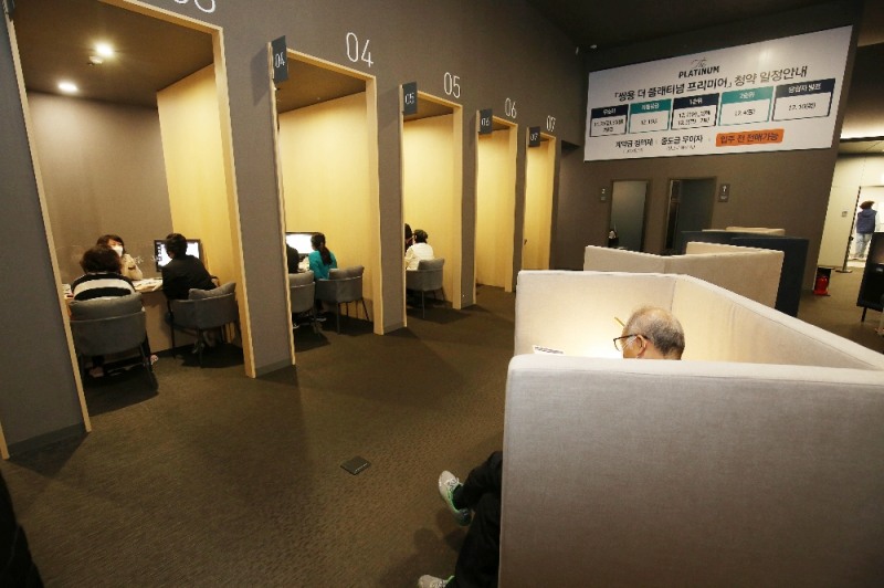 지난 18일 개관한 '쌍용 더 플래티넘 프리미어' 견본주택을 찾은 방문객들이 격벽식 상담석에서 청약 상담을 하는 모습.  / 사진제공 = 쌍용건설