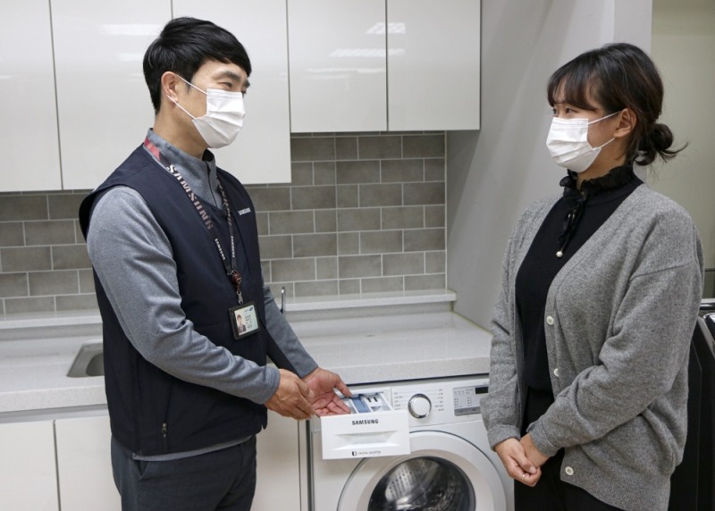 삼성전자서비스 수리 엔지니어가 출장 점검 서비스를 신청한 고객에게 플러스케어 서비스를 제공하는 모습./사진=삼성전자서비스