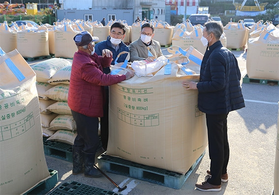 인천농협, 옹진군 공공비축미 수매현장 농업인 격려