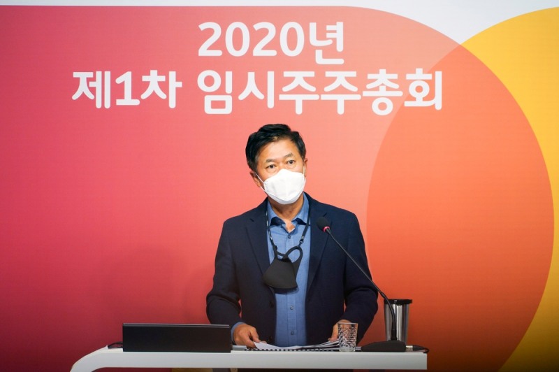 SK텔레콤은 26일 오전 10시 서울 을지로 본사 수펙스홀에서 열린 임시 주주총회에서 ‘모빌리티 사업부 분할계획서 승인의 건’이 원안대로 통과됐다고 밝혔다. 사진은 박정호 사장이 주주들에게 모빌리티 사업 추진 의미와 비전을 설명하고 있는 모습./사진=SK텔레콤