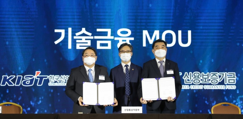 채원규 신용보증기금 전무이사(오른쪽)와 석영철 한국산업기술진흥원장(왼쪽)이 지난 25일 우수기술 보유기업의 기술보증 지원을 위한 업무협약을 체결했다. /사진=신용보증기금