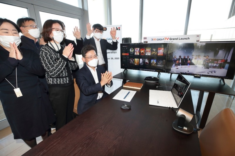 KT 광화문빌딩에서 KT 임직원들이 태국 3BB사와 화상회의를 연결해 IPTV 런칭 순간을 함께 축하하고 있다./사진=KT