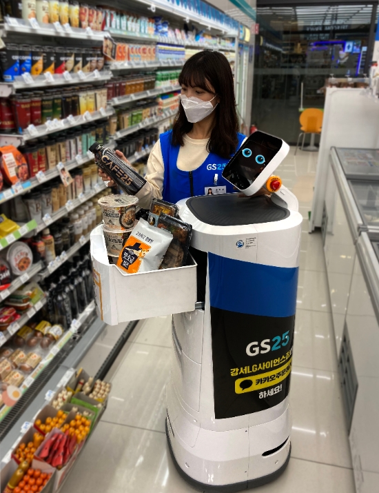 GS25직원이 배달 로봇 ‘딜리오’에 주문 받은 상품을 싣고 있다. / 사진 = GS리테일