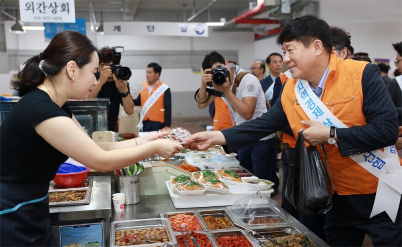 지난 2018년 김윤식 신협중앙회 회장이 고용산업위기지역을 방문해 캠페인을 진행하는 모습./사진=신협중앙회