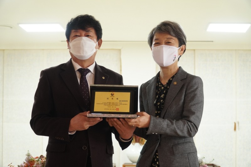 지난 11월 문화재청 문화지킴이 위촉을 받은 김윤식 신협중앙회장(왼쪽)./사진=신협중앙회