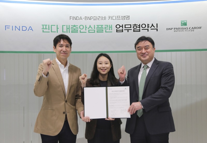 (왼쪽부터) 박홍민·이혜민 핀다 공동 대표이사, 오준석 BNP파리바 카디프생명 대표이사 사장이 협약식 후 기념촬영을 하고 있다./사진=핀다