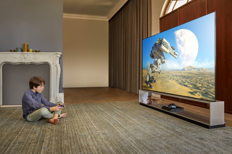 LG전자 올레드 TV가 차원이 다른 화질뿐만 아니라 압도적인 게이밍 성능으로 해외 유력 매체들로부터 최고 게이밍 TV로 인정받고 있다. LG 올레드 TV(모델명: ZX)를 활용해 게임을 즐기고 있는 모습. 사진=LG전자