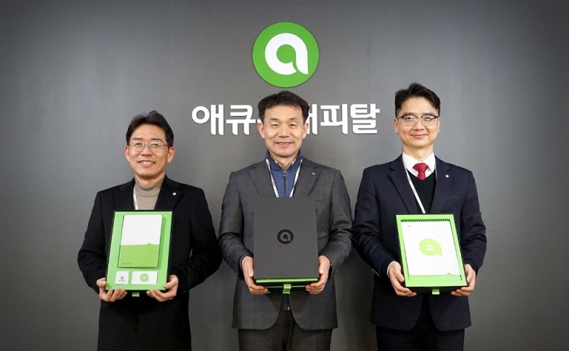 애큐온은 리뉴얼 된 브랜드 가이드라인에 따라 달력, 다이어리, 명함, 사원증, 뱃지 등으로 구성된 브랜드 키트를 개발해 임직원들에게 전달했다. 사진은 애큐온캐피탈 이중무 대표(가운데), 이혁수 경영전략부문장(왼쪽), 김민철 B&C팀장./사진=애큐온