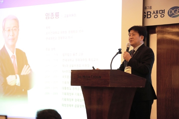 지난달 26일 서울 중구 웨스틴 조선호텔에서 열린 ‘금융소비자보호법 시행관련 리딩 GA 대표 초청 설명회’에서 김성한 DGB생명 대표이사가 개회사 및 연사 소개를 하고 있다. / 사진 = DGB생명