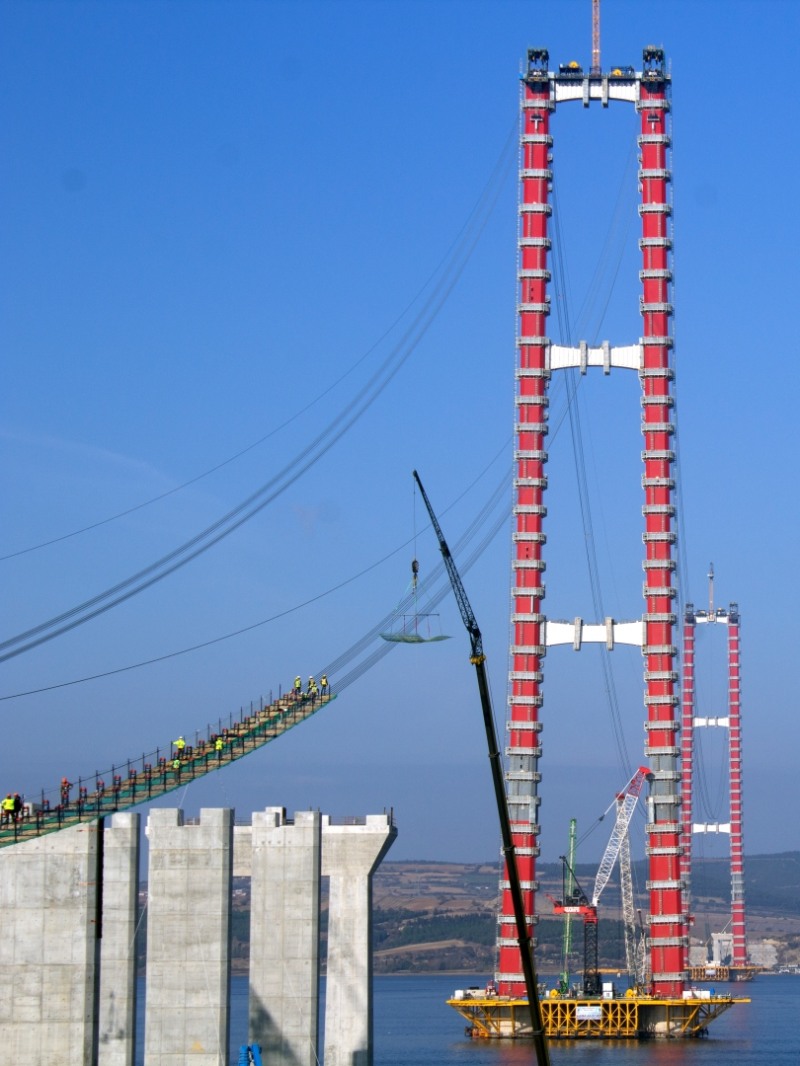 대림산업과 SK건설이 터키 차나칼레 대교에 캣 워크를 설치하고 있다. / 사진제공 = 대림산업