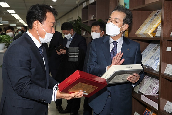 이성희 농협중앙회장, 농협홍삼 한삼인 방문 임직원 격려