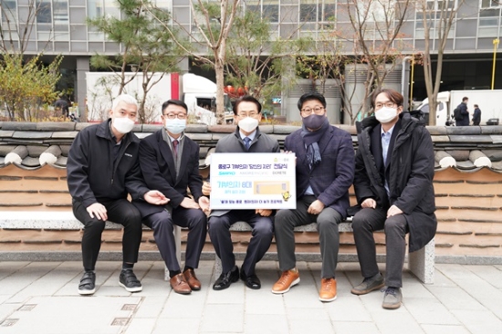 (왼쪽부터) 심형준 디크리트 대표, 이희복 아모레퍼시픽 전무, 김영종 종로구청장, 이석홍 삼표그룹 R&D혁신센터 부사장, 윤섭 삼표 기술연구소 책임연구원. / 사진 = 아모레퍼시픽