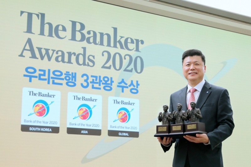 권광석 우리은행장이 ‘더 뱅커(The Banker) THE BANK OF THE YEAR’ 3개 부문 수상 트로피를 들고 기념촬영을 하고 있다. /사진=우리은행