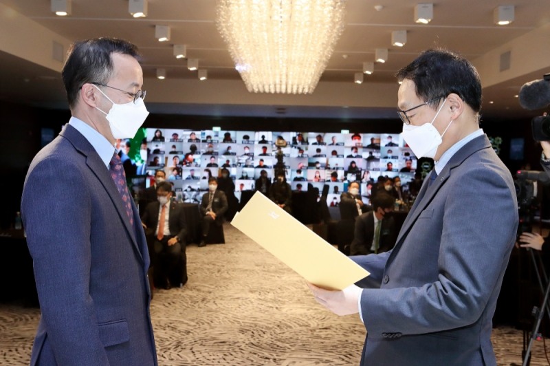 구현모 KT 대표가 수상 대상자에게 시상하고 있는 모습. 사진=KT