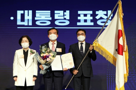 (왼쪽부터) 조성욱 공정거래위원회 위원장, 이영진 농심 부사장, 황래영 농심 고객상담팀장이 기념촬영을 하고 있다. / 사진 = 농심