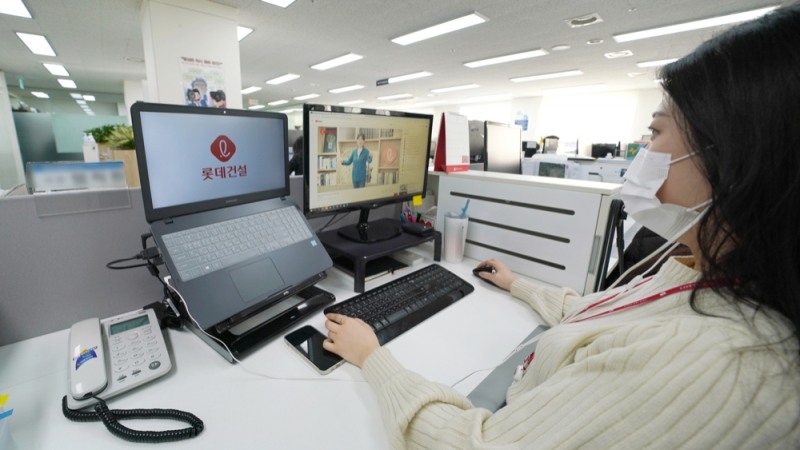 ‘2020 여성 인재 리더십 포럼’에 참여 중인 롯데건설 직원. / 사진제공 = 롯데건설