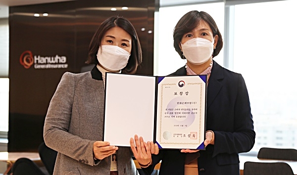 김보은 한화손해보험 CS추진파트 파트장(오른쪽)이 직원과 함께 소비자중심경영 명예의 전당 표창장을 들고 기념촬영을 하고 있다/사진=한화손해보험