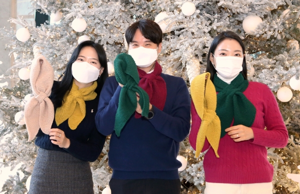 한화생명 임직원∙FP로 구성된 ‘한화생명 맘스케어(MOM’s Care) 봉사단’이 보육원 아동들에게 전달할 목도리를 들고 있다. 봉사단원들은 온라인으로 뜨개질을 배워 직접 제작한 목도리 70개를 보육원에 전달하는 ‘온택트’ 기부 활동에 참여했다. / 사진 = 한화생명