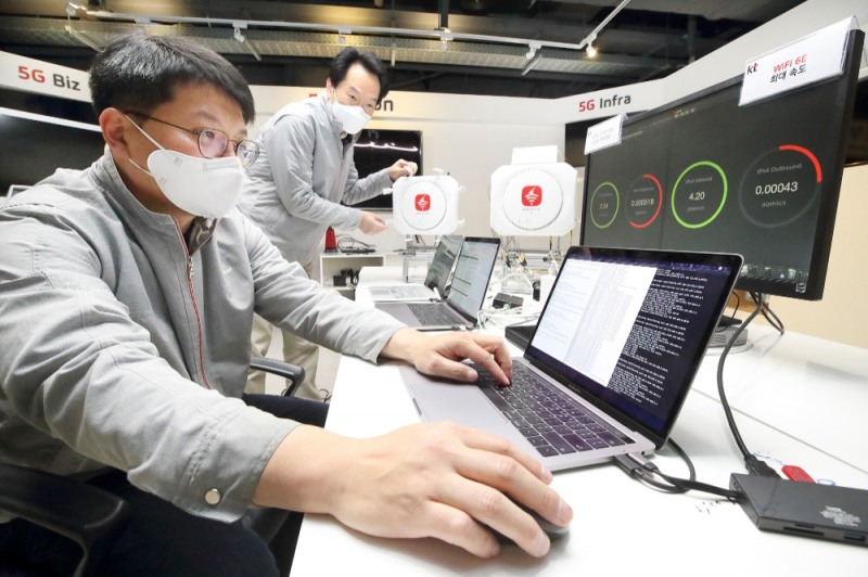 서울 서초구 KT연구개발센터에서 KT 연구원들이 차세대 와이파이 무선 공유기로 와이파이 6E 기술을 테스트하고 있다. 사진=KT