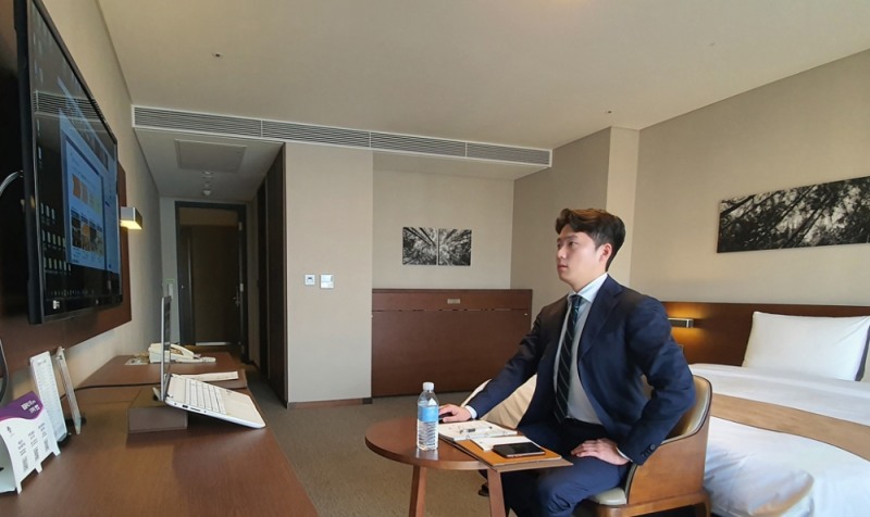 수강생이 현대종합연수원의 객실에서 제공된 교육기자재를 활용해 딥택트러닝 프로그램에 참여하고 있다. 사진=현대그룹