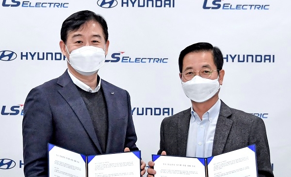 오재석 LS일렉트릭 글로벌사업본부장(왼쪽)과 김세훈 현대차 연료전지사업부장.