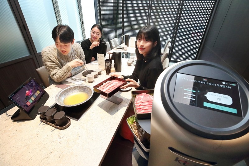 ‘모던 샤브 하우스 광화문D타워점’에 방문한 고객이 KT의 외식업계 디지털 혁신(DX) 시범 서비스를 체험하고 있다. 사진=KT