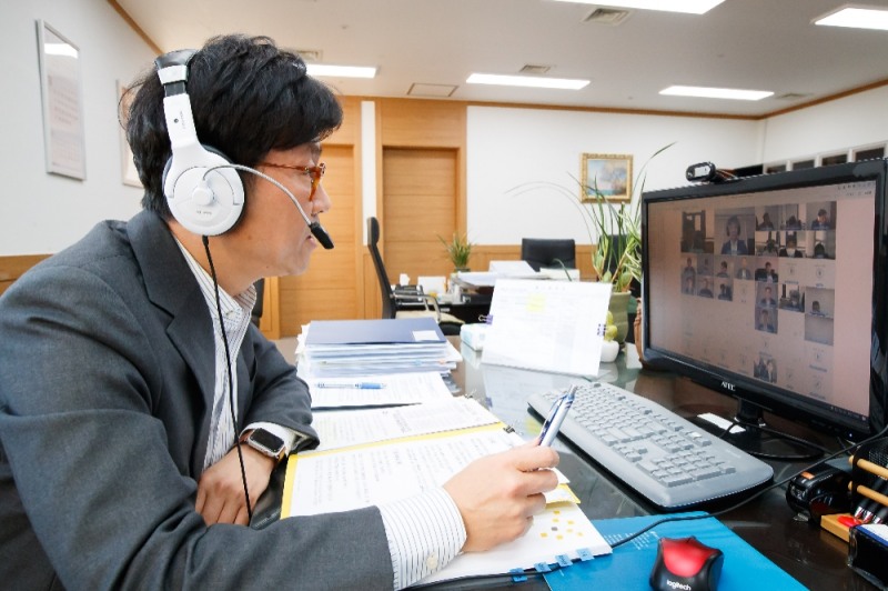 도규상 금융위 부위원장이 9일 서울 종로구 정부서울청사에서 금융리스크 대응반 회의를 비대면 화상회의로 진행하고 있다./사진=금융위원회