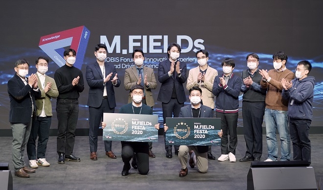 현대모비스 기술연구소에 위치한 THE STUDIO M. 에서 아이디어 페스티벌인 ‘M.FIELDs FESTA 2020’에 참가한 직원들이 최우수 아이디어 수상자를 축하하고 있다. 사진=현대모비스.