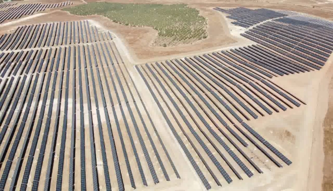 한화에너지는 지난달 27일 스페인 남부 세비야 지역에 위치한 50MW 규모의 태양광 발전소를 매각하는 계약을 성공적으로 체결했다. 사진=한화에너지.