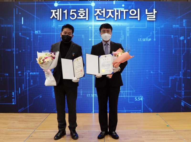 전성원 위니아전자 상무(왼쪽)와 민기훈 위니아에이드 책임(오른쪽)이 ‘제15회 전자IT의 날’ 국무총리 표창과 산업통상자원부 장관상 표창을 수상했다. 사진=대유위니아그룹